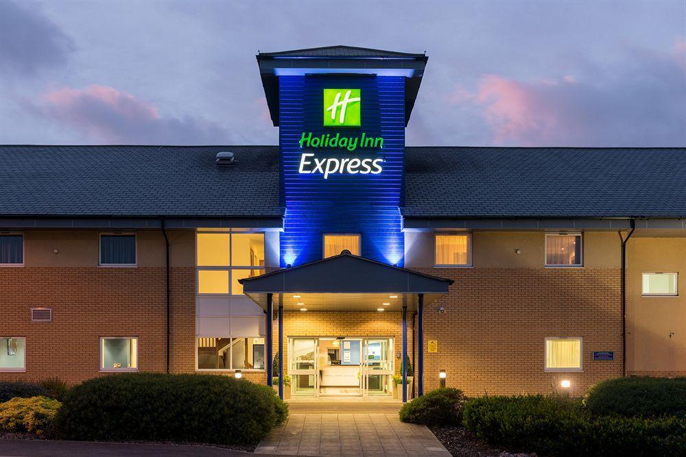 Holiday Inn Express Braintree By Ihg Екстериор снимка