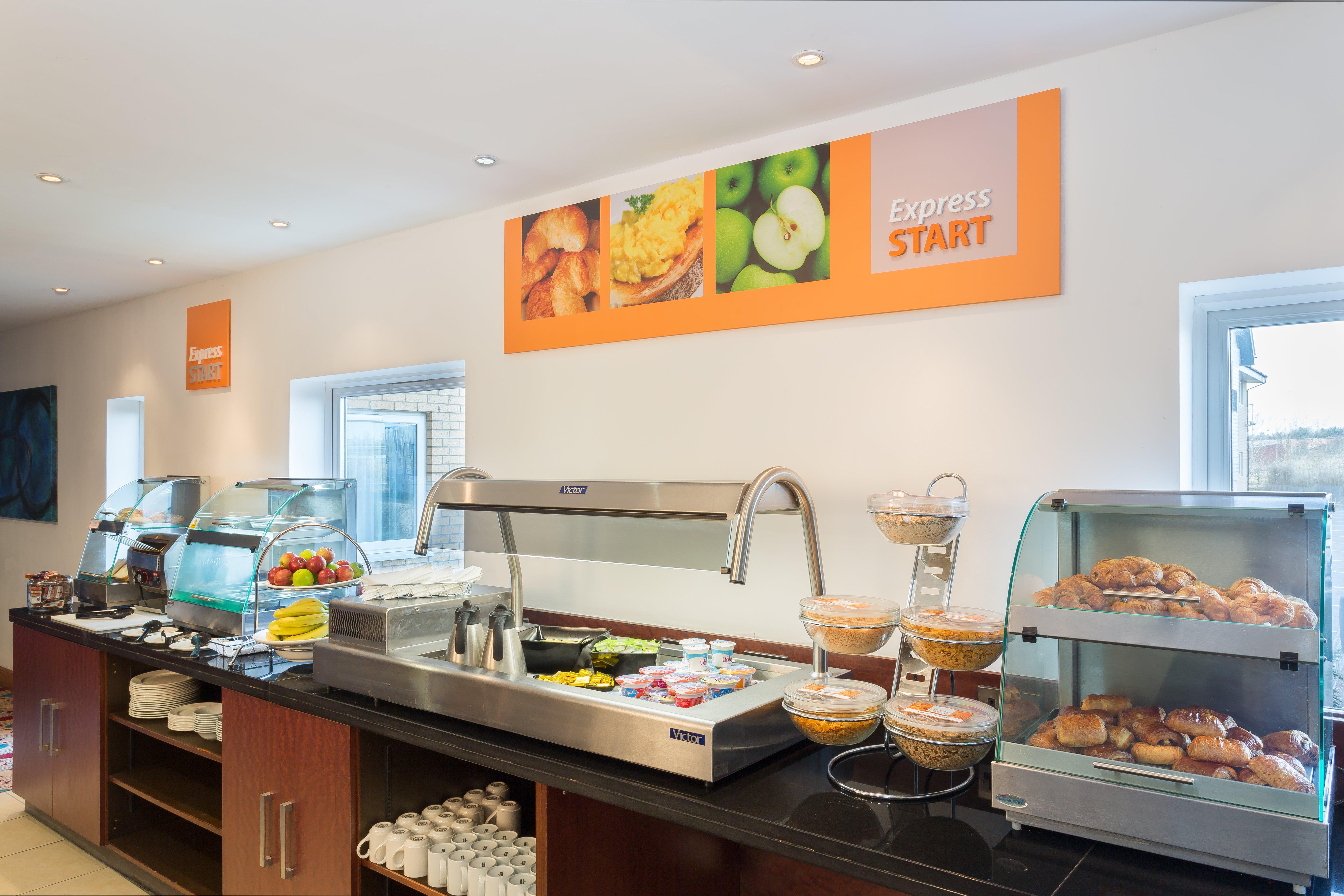 Holiday Inn Express Braintree By Ihg Екстериор снимка