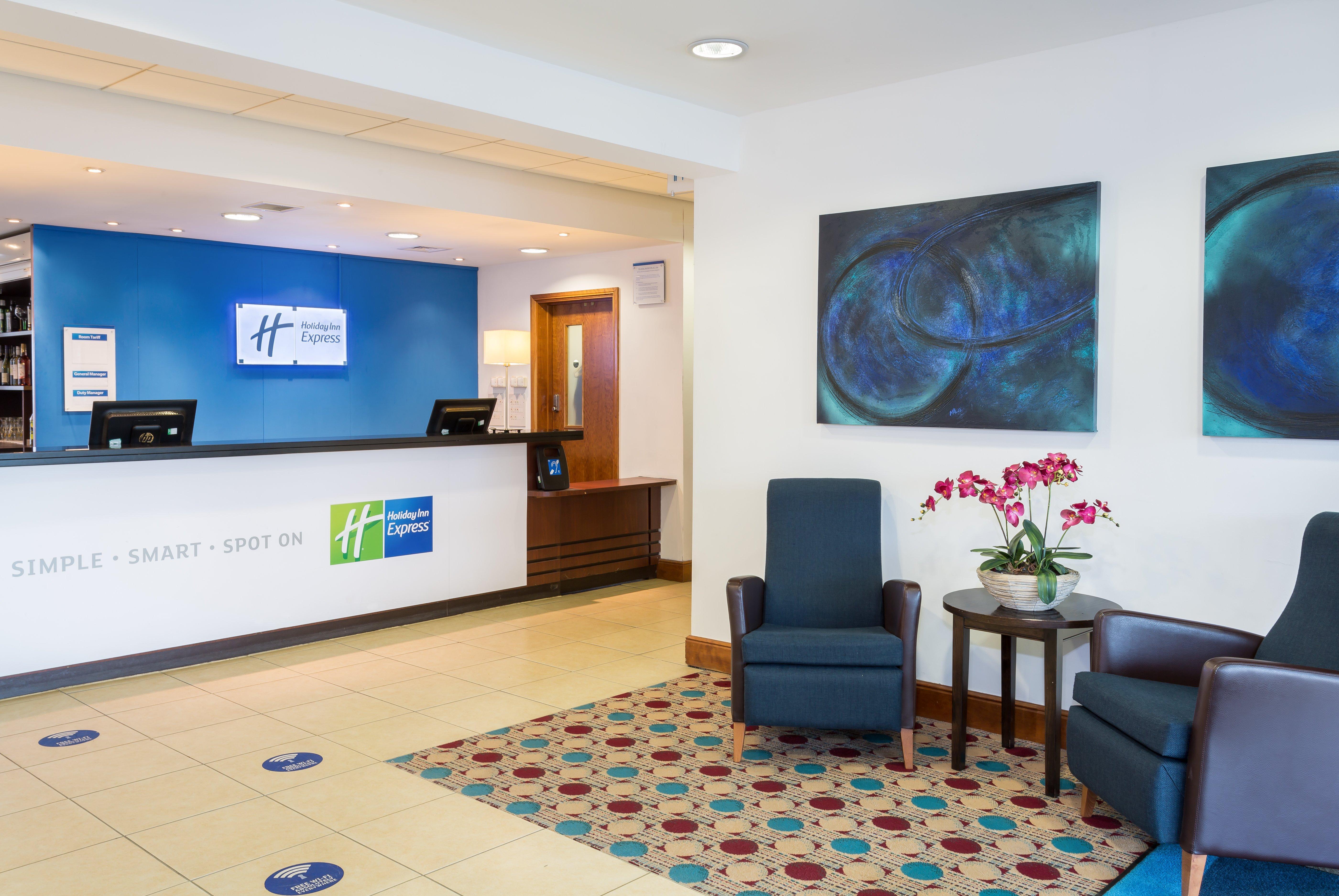 Holiday Inn Express Braintree By Ihg Екстериор снимка