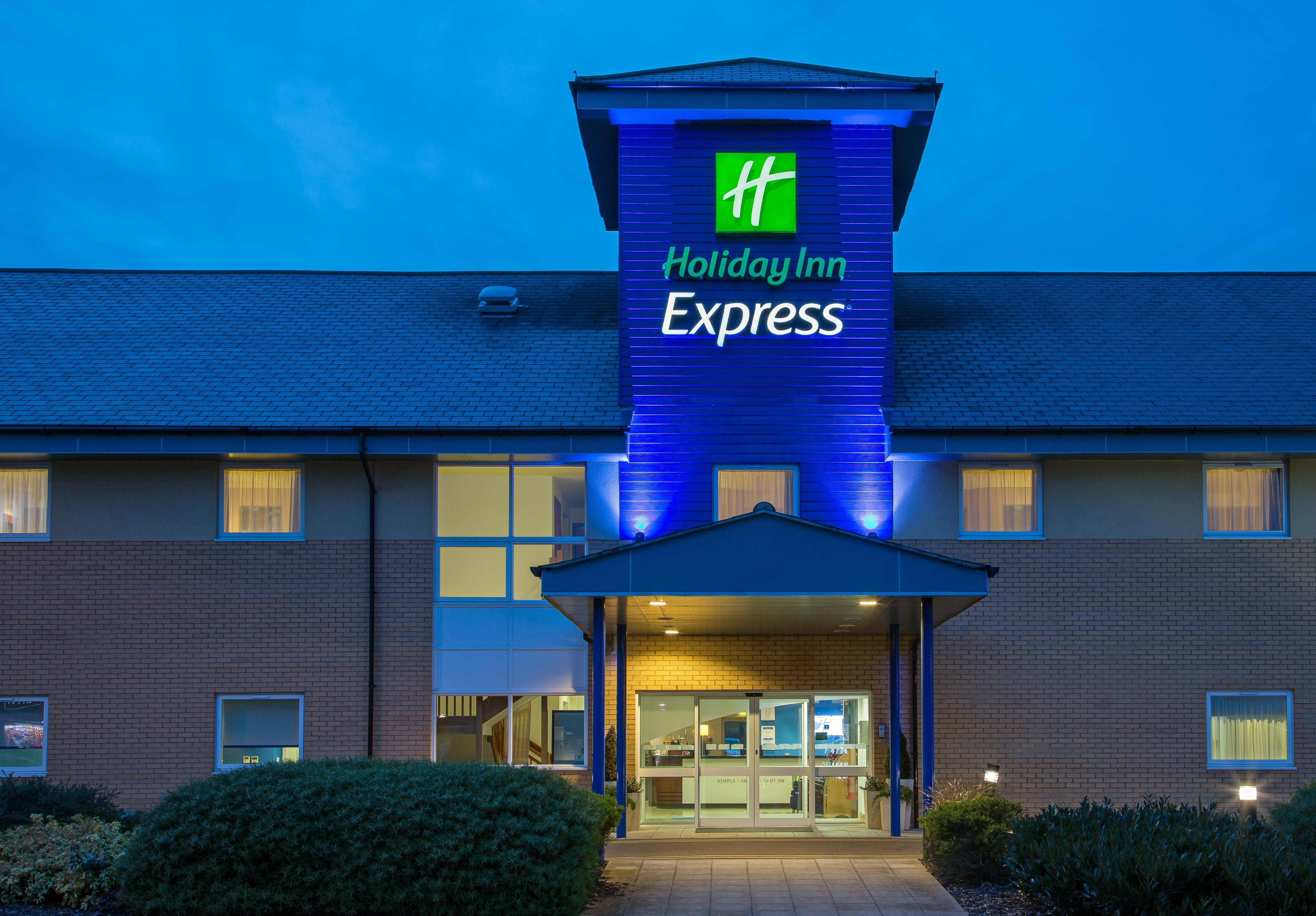 Holiday Inn Express Braintree By Ihg Екстериор снимка
