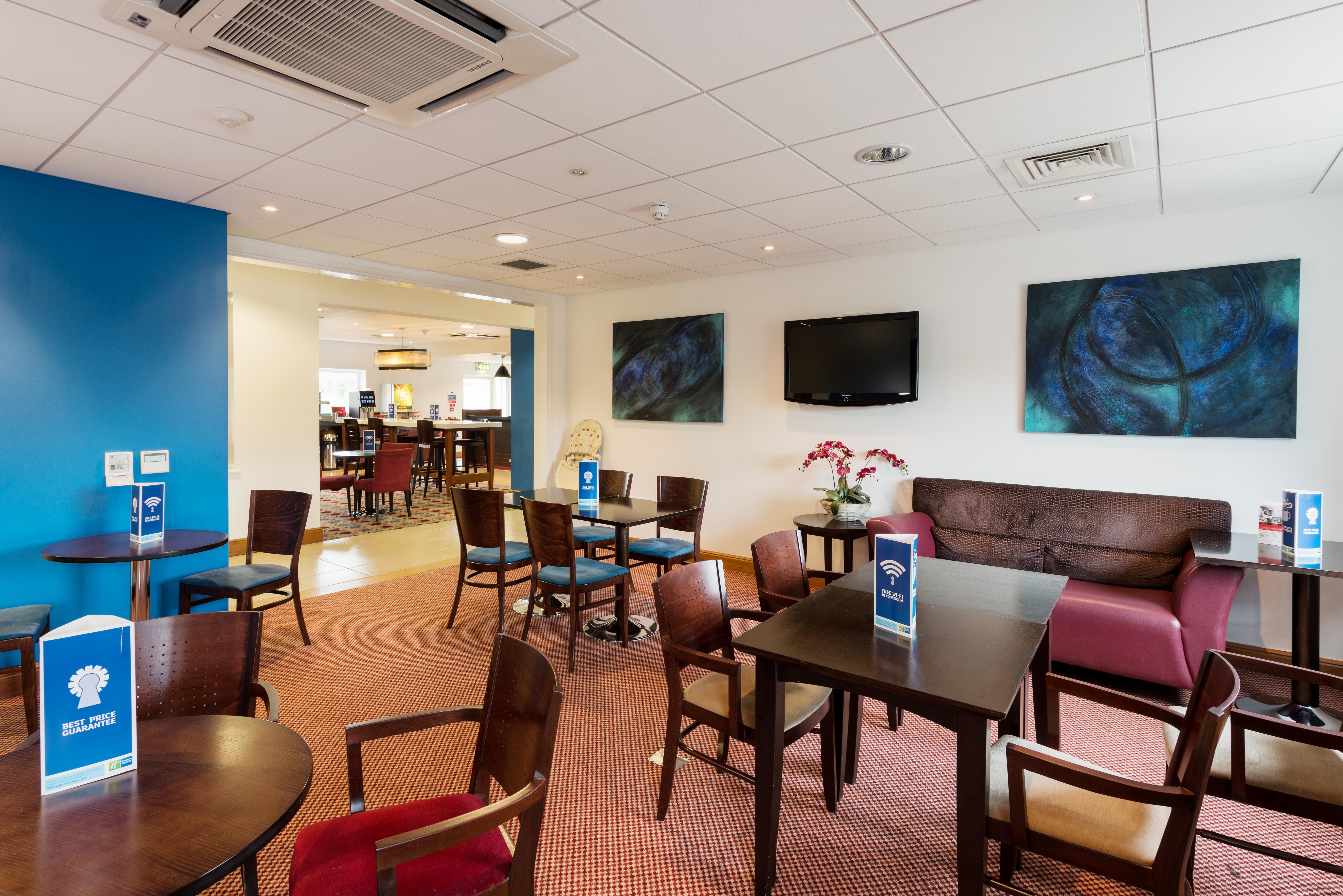 Holiday Inn Express Braintree By Ihg Екстериор снимка