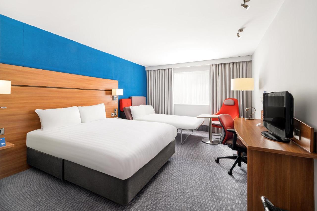 Holiday Inn Express Braintree By Ihg Екстериор снимка