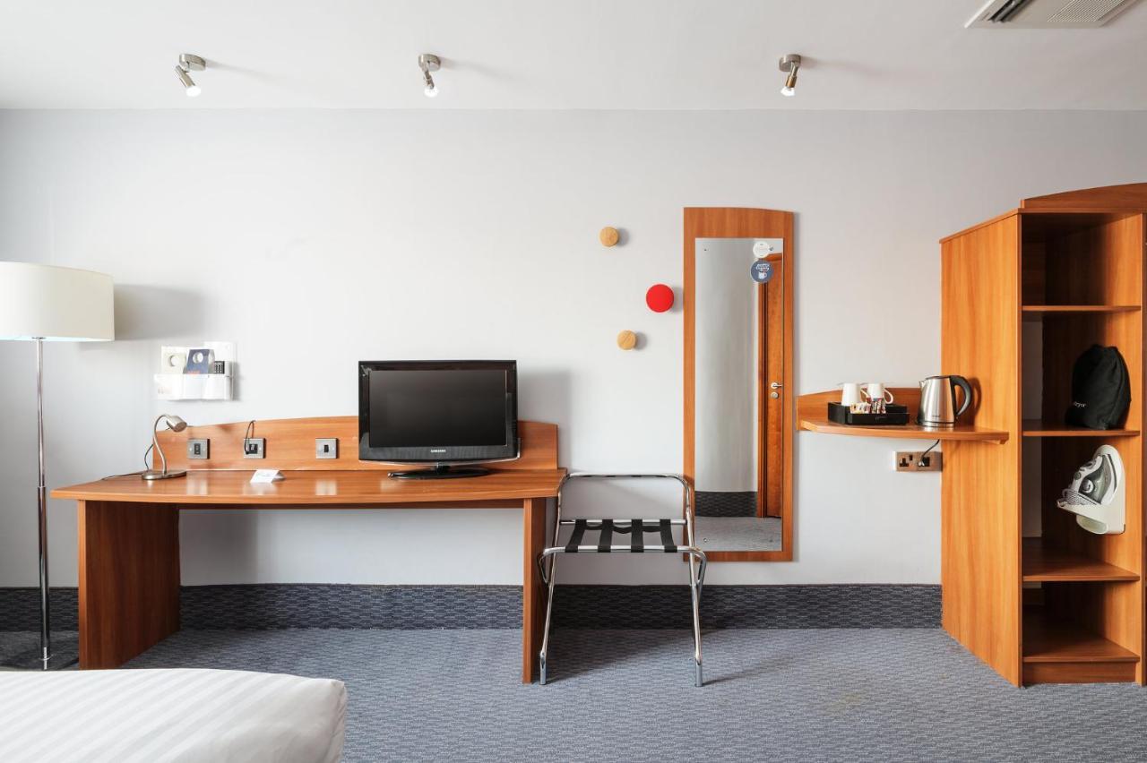 Holiday Inn Express Braintree By Ihg Екстериор снимка