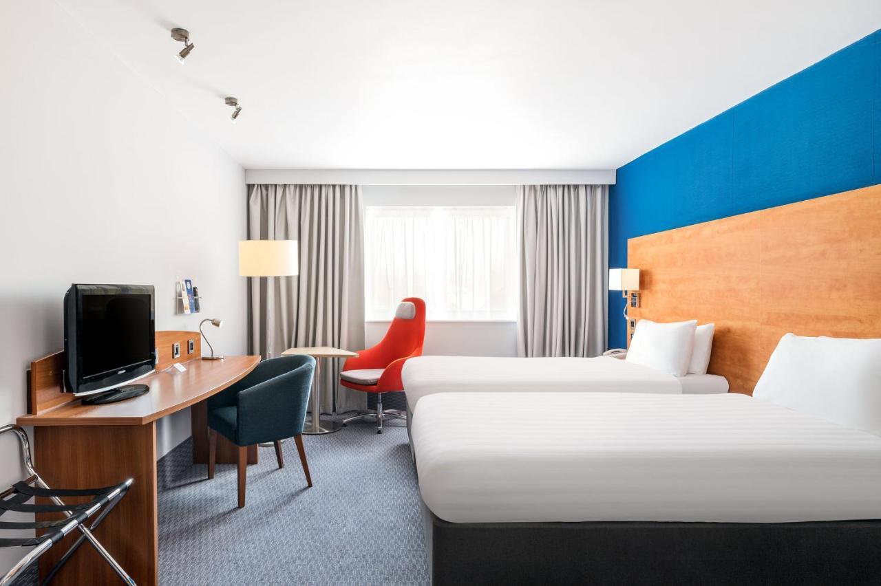 Holiday Inn Express Braintree By Ihg Екстериор снимка