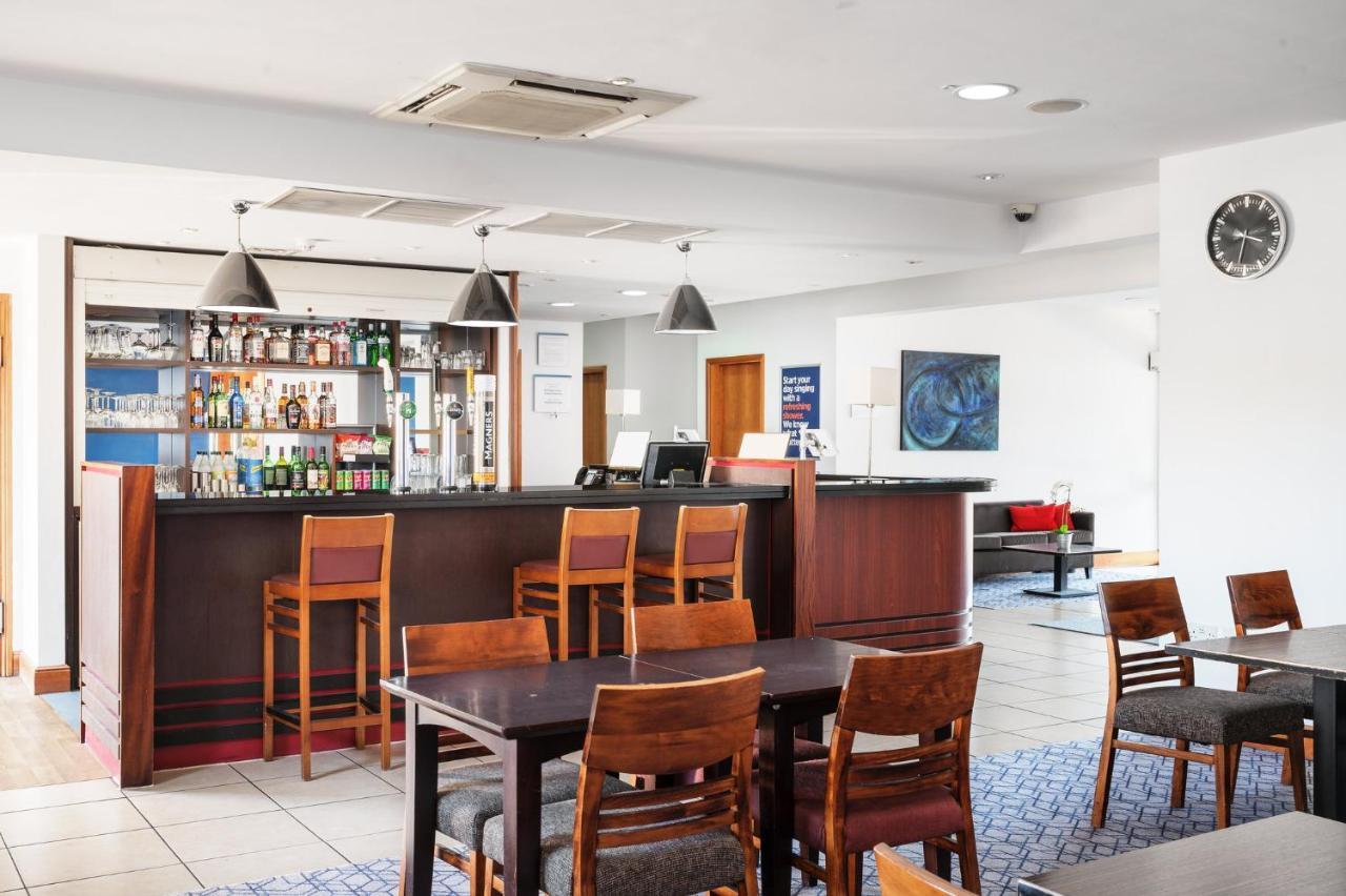 Holiday Inn Express Braintree By Ihg Екстериор снимка