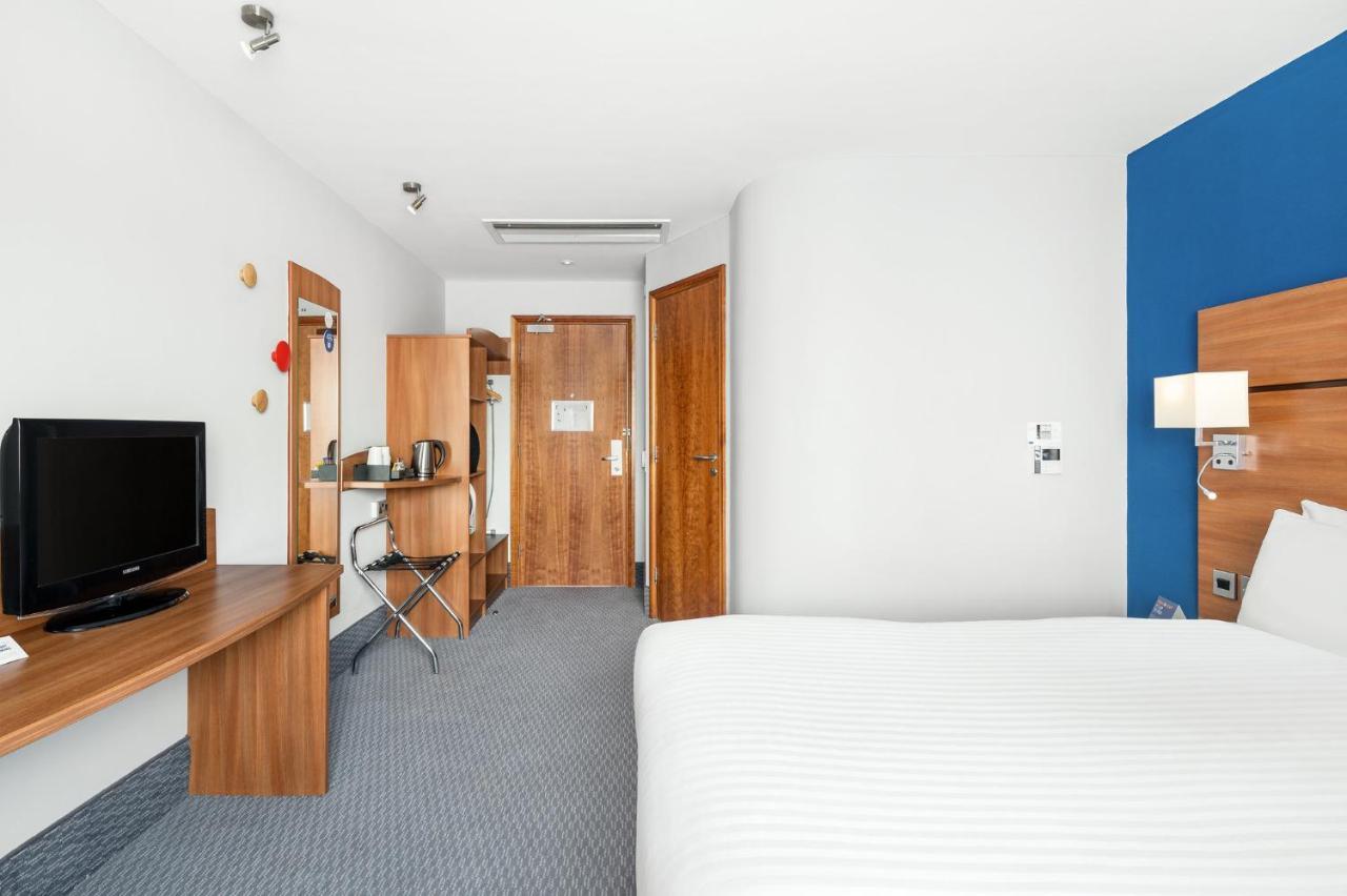 Holiday Inn Express Braintree By Ihg Екстериор снимка