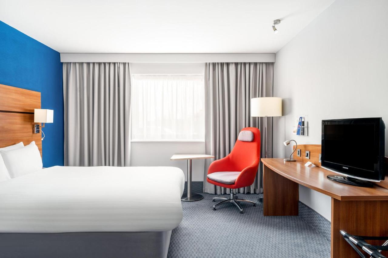 Holiday Inn Express Braintree By Ihg Екстериор снимка