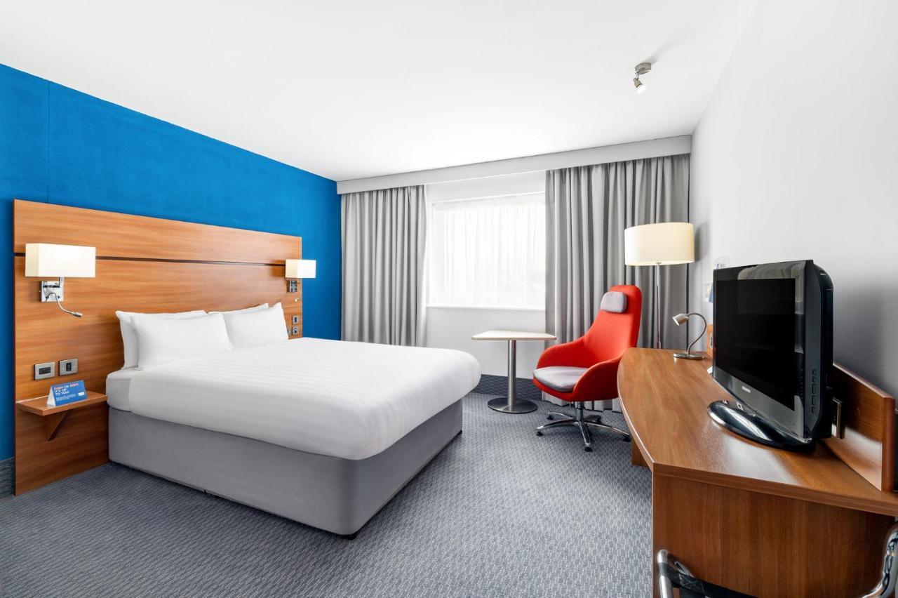 Holiday Inn Express Braintree By Ihg Екстериор снимка