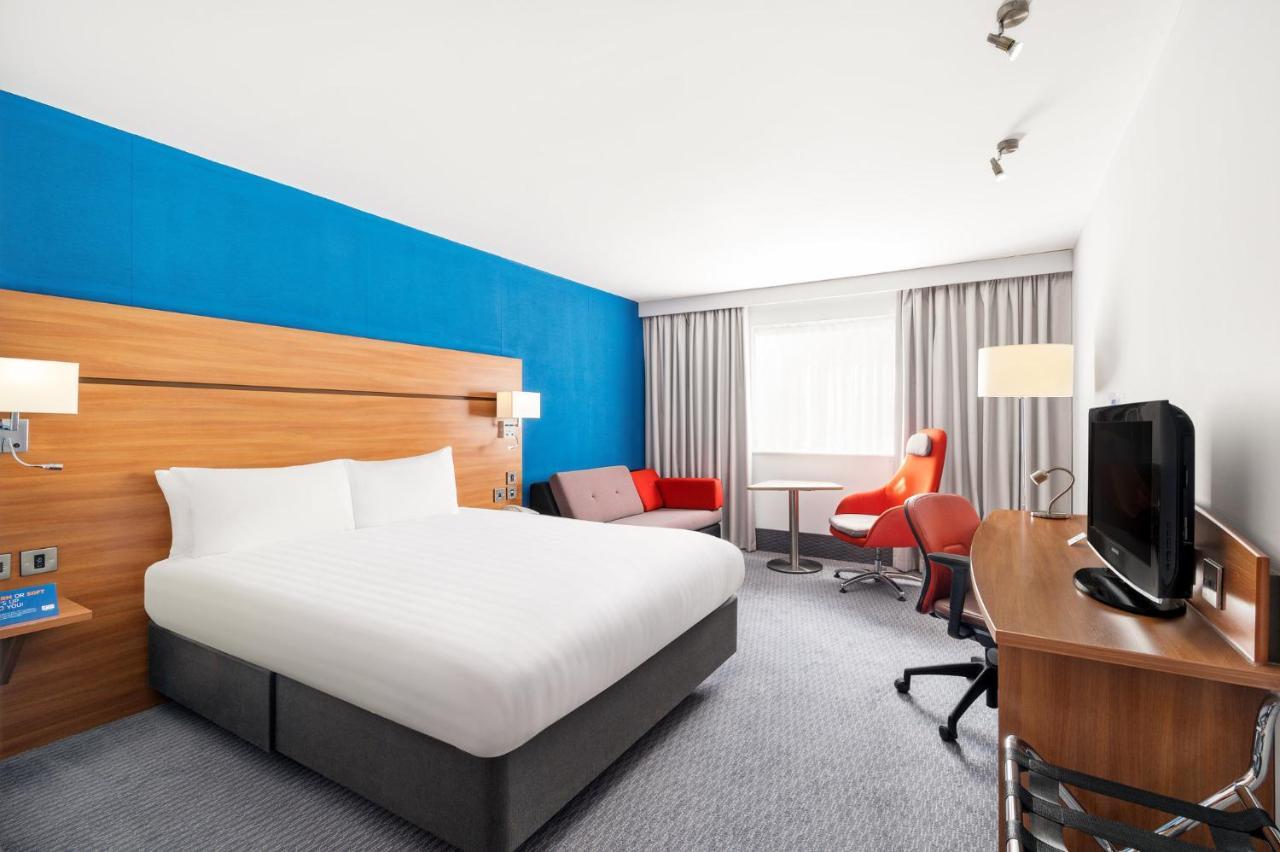 Holiday Inn Express Braintree By Ihg Екстериор снимка