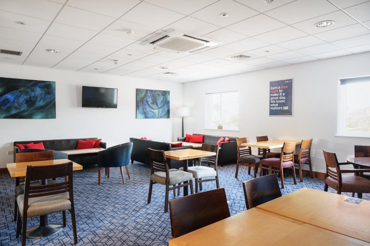 Holiday Inn Express Braintree By Ihg Екстериор снимка