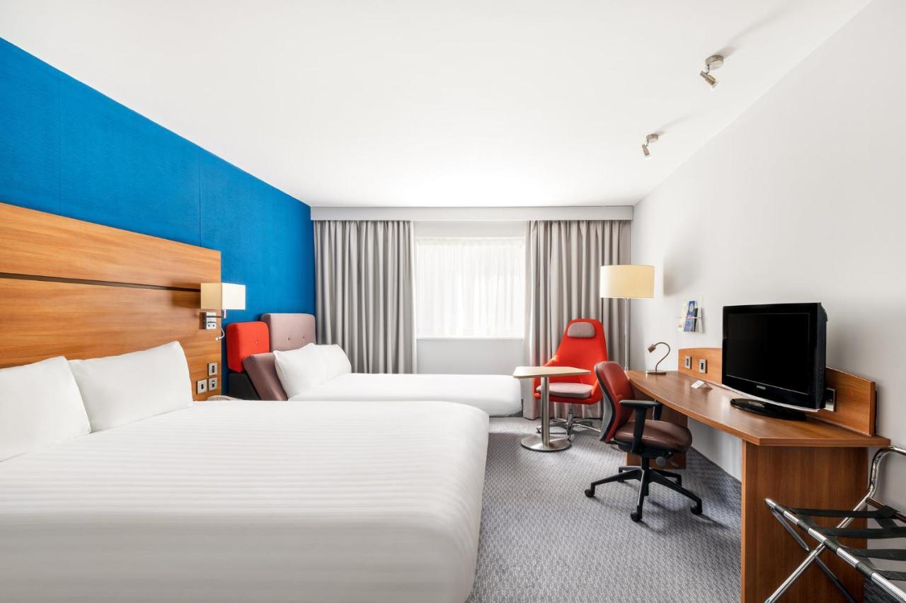 Holiday Inn Express Braintree By Ihg Екстериор снимка