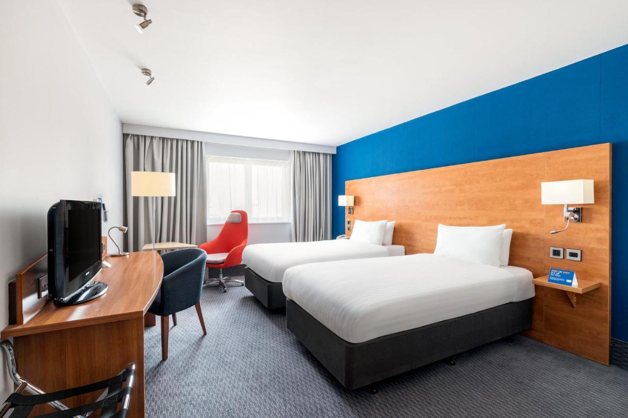 Holiday Inn Express Braintree By Ihg Екстериор снимка