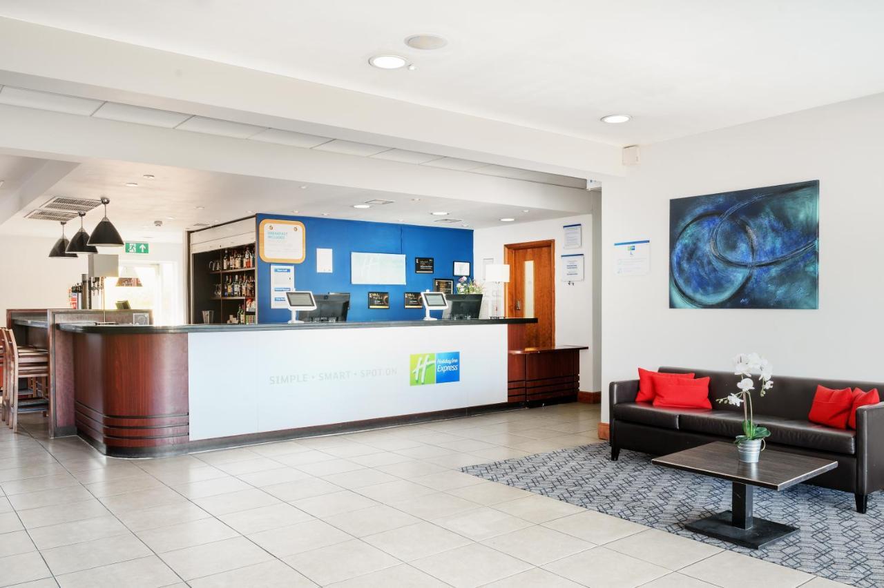 Holiday Inn Express Braintree By Ihg Екстериор снимка