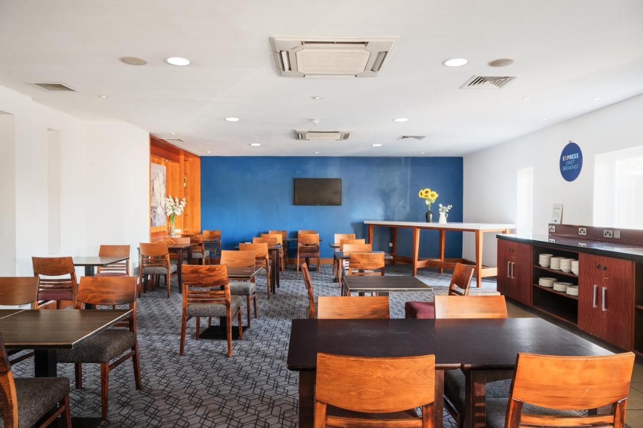 Holiday Inn Express Braintree By Ihg Екстериор снимка