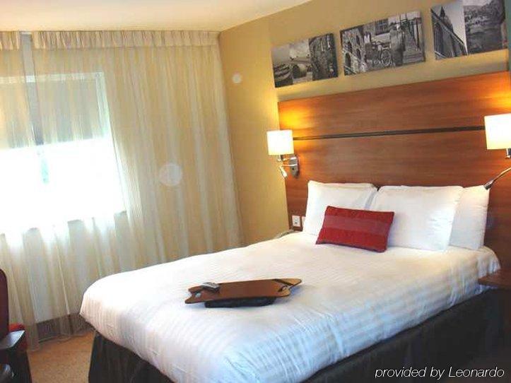 Holiday Inn Express Braintree By Ihg Екстериор снимка