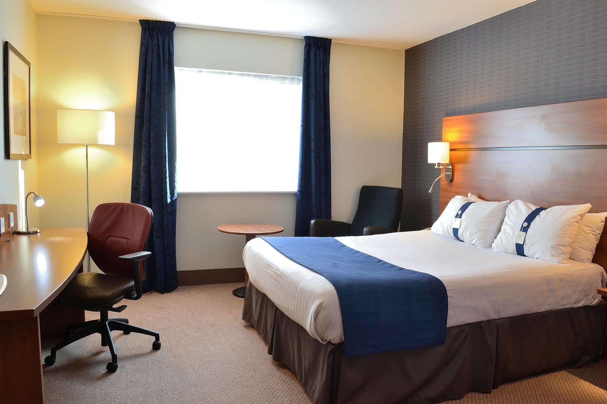 Holiday Inn Express Braintree By Ihg Екстериор снимка